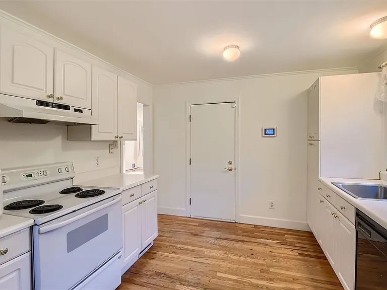918 Hudson St — Photo 5