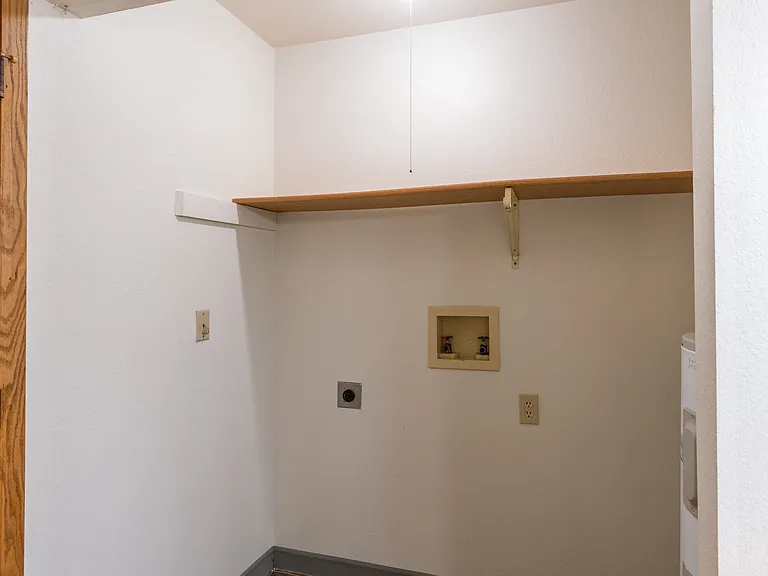Fargo, ND Crescent Park Apartments | Closet