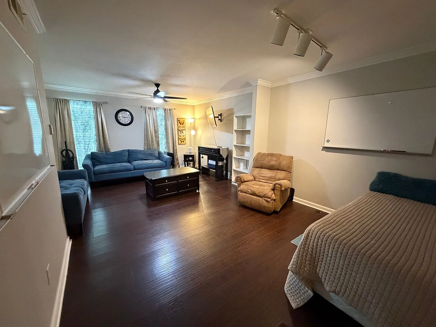 Beautiful 3 Bedroom Townhome — Photo 4