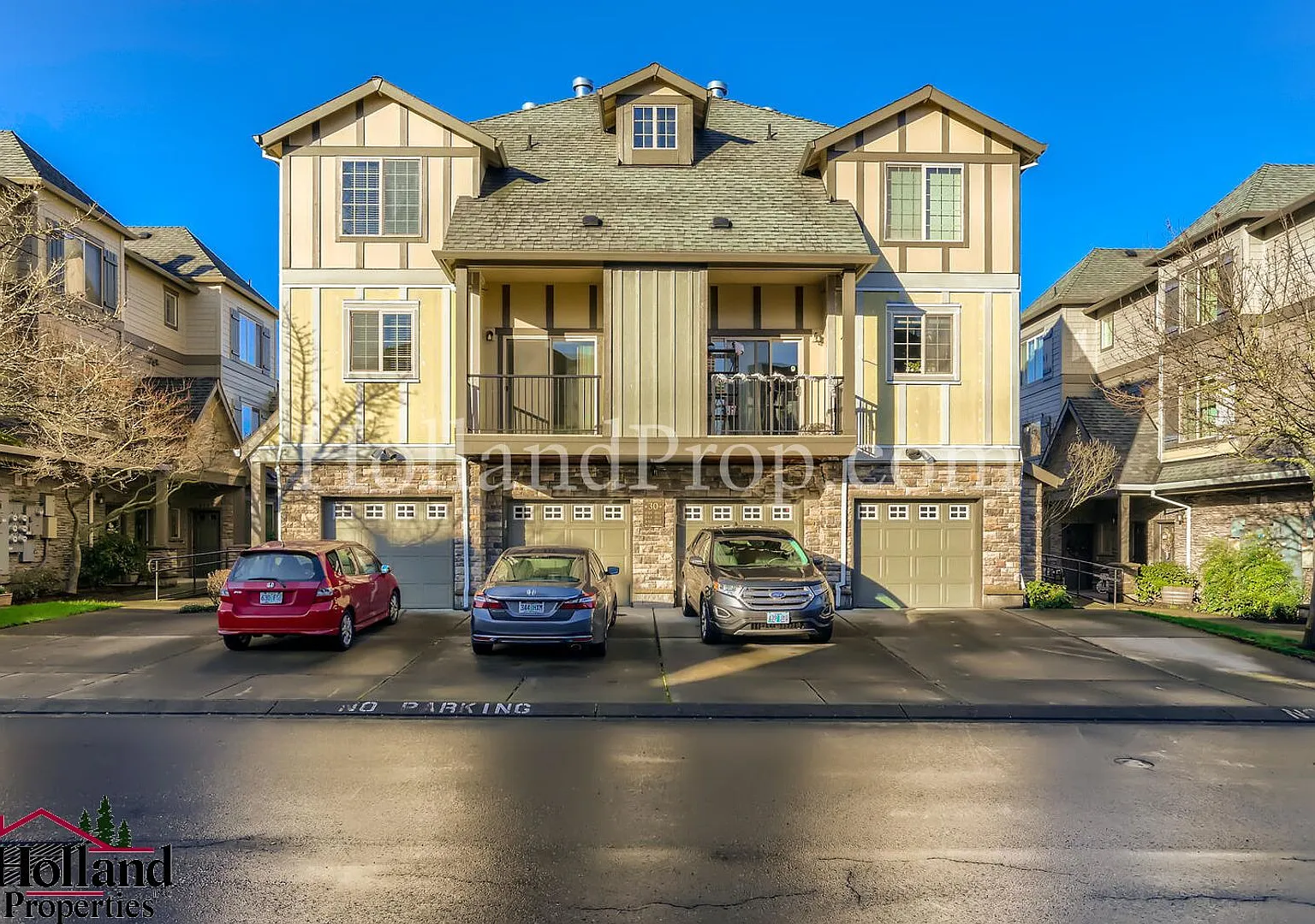 Spacious 2 Bed, 2.5 Bath Condo with Brand New Carpet Prime Hillsboro Location — Photo 2