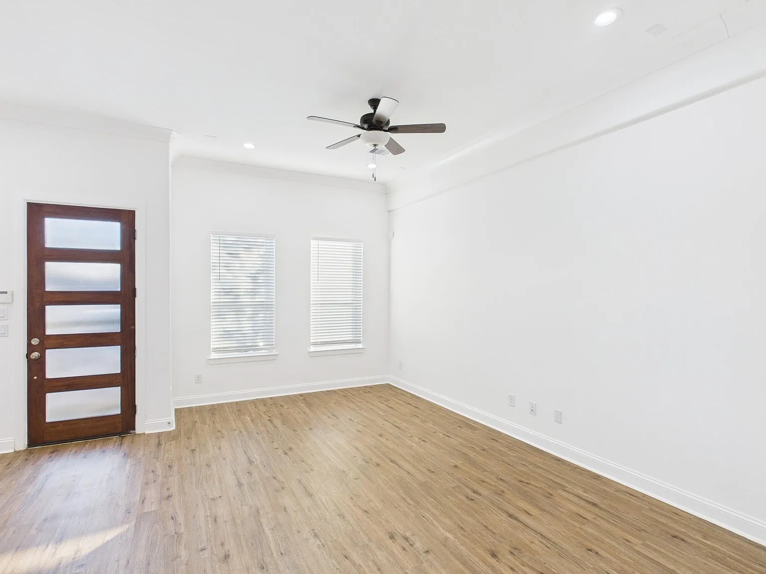 3 bed, 2.5 bath, 1466 sqft, $1,800 — Photo 2