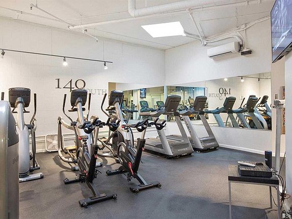 4th image of 140 S Van Ness Ave #328