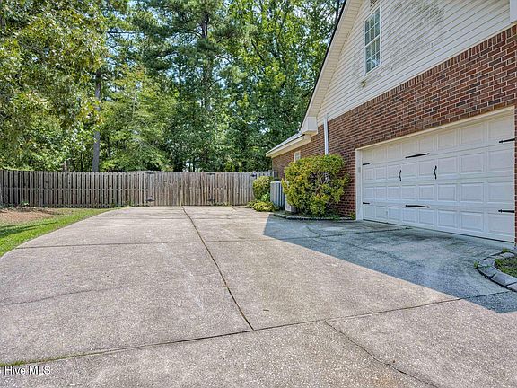 3rd image of 224 Bainbridge Drive