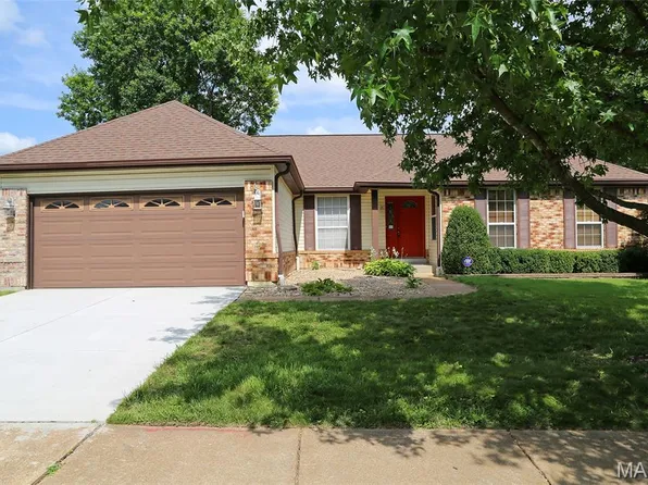 949 Oakmoor Dr, Fenton, MO 63026