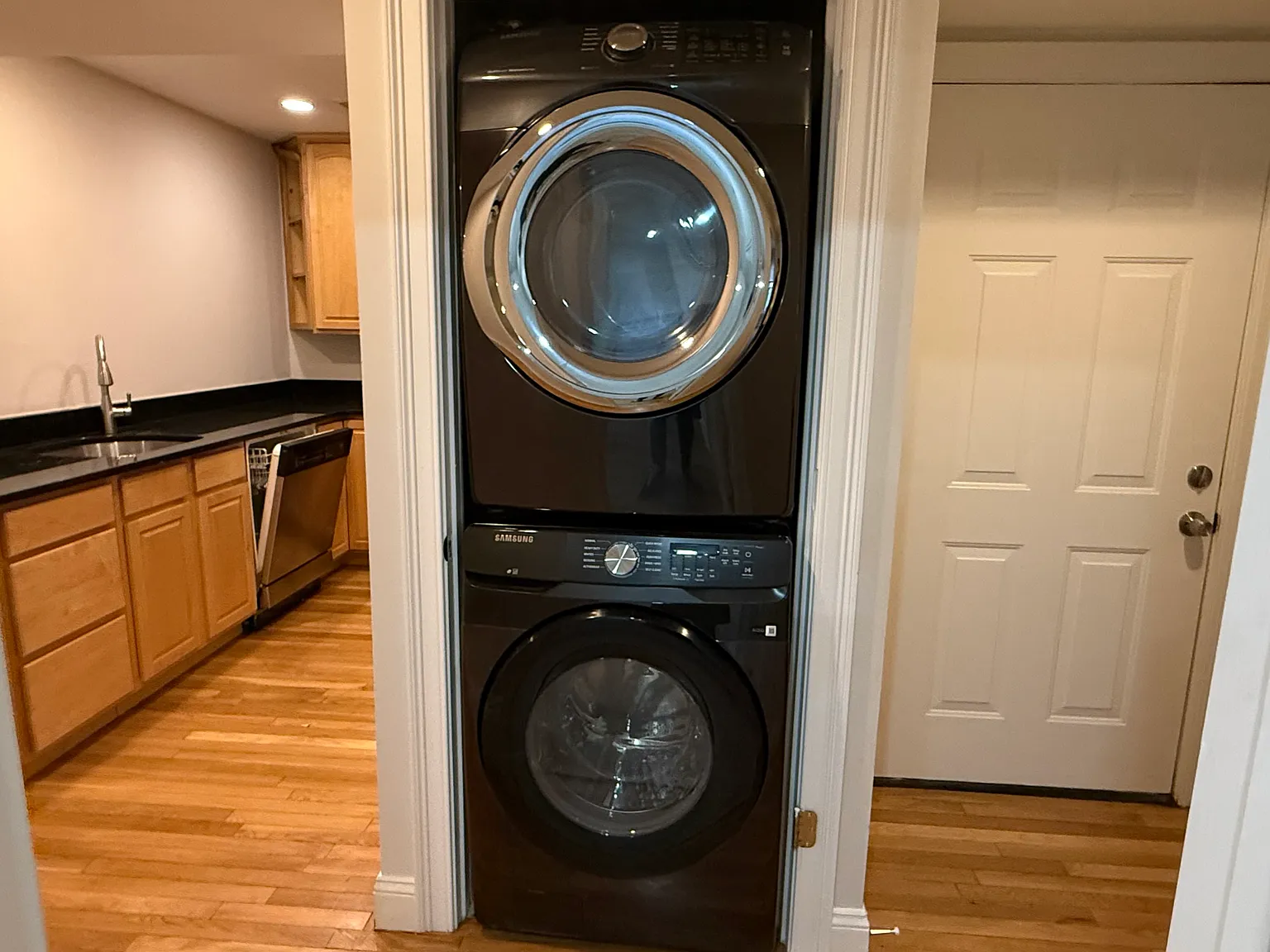 3 bed, 1087 sqft, $3,600 — Photo 2
