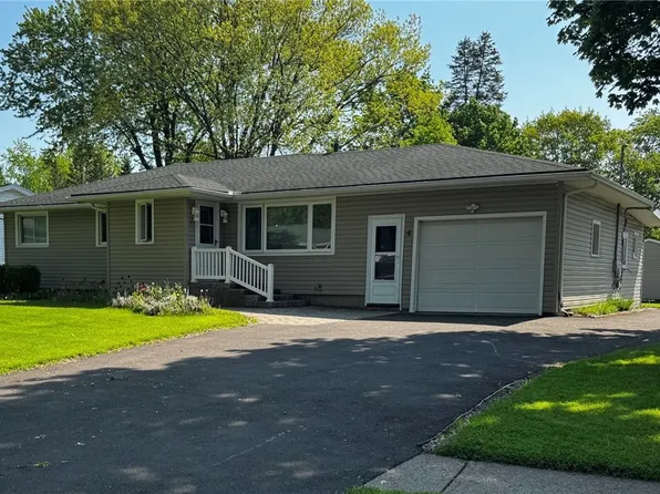 4 Capri Dr, Rochester, NY 14624