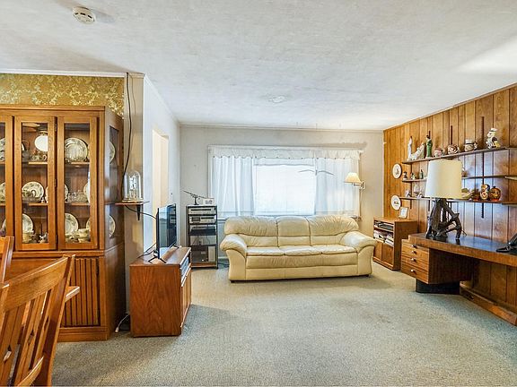 3rd image of 799 Pleasant Ave