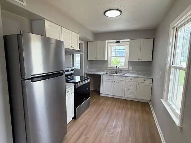 1054 Merton Ave — Photo 6
