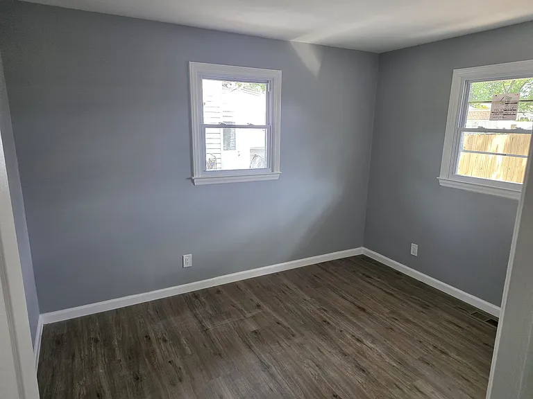1101 Broadview Blvd N — Photo 8