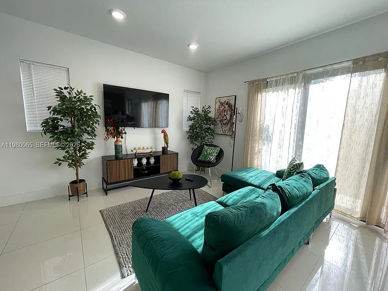 302 NW 11th Ct — Photo 68