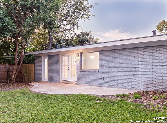 3rd image of 210 Northridge Dr