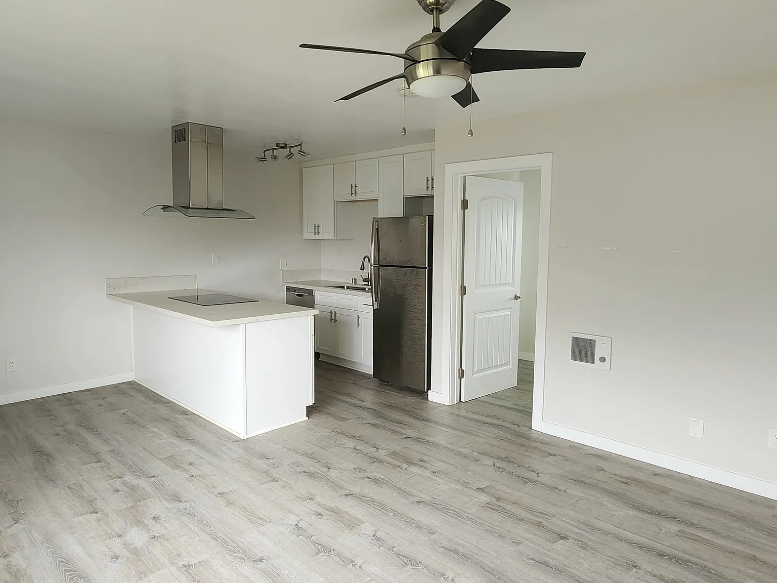 1 bed, 550 sqft, $1,900 — Photo 2