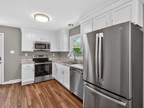 5th image of 374 Gawaine Dr
