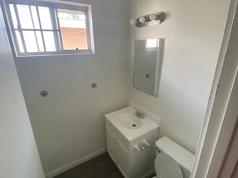 535 E Adams St #15 — Photo 5
