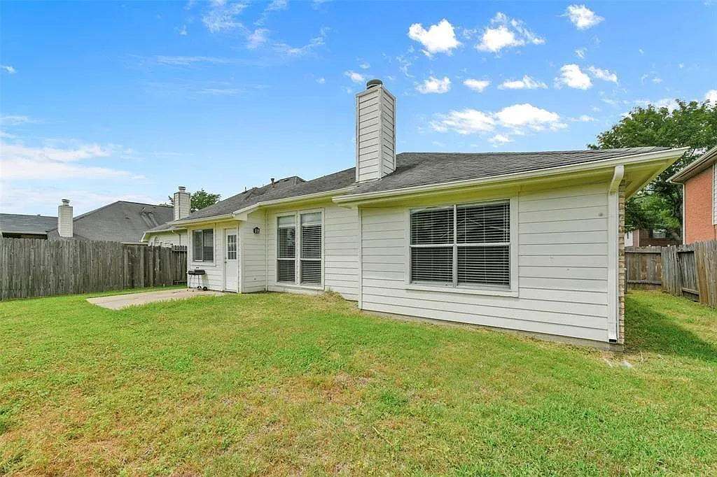 3 bed, 2.0 bath, 1899 sqft, $2,400 — Photo 4