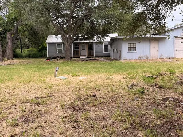 136 Palm St, Rockport, TX 78382