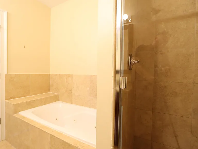 2425 W Arthington St #1 — Photo 11