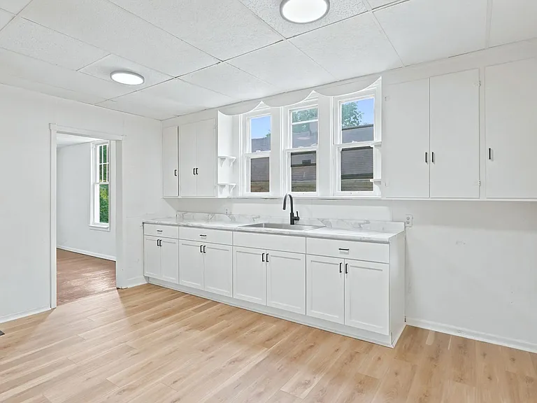 3034 Abbott St — Photo 2