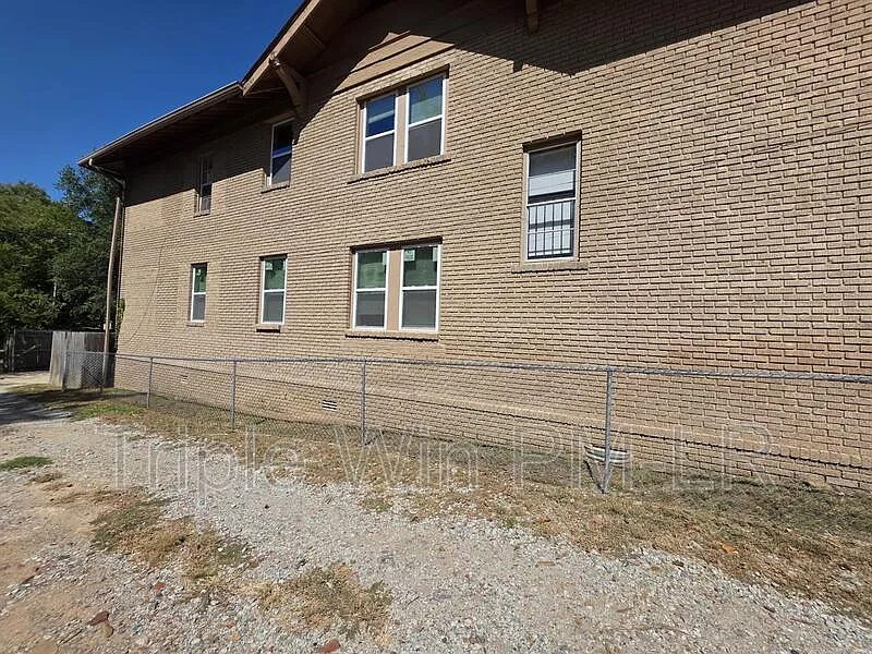 1 bed, 1.0 bath, $795 — Photo 4