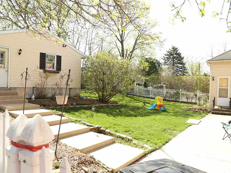 144 N Center Ave — Photo 12
