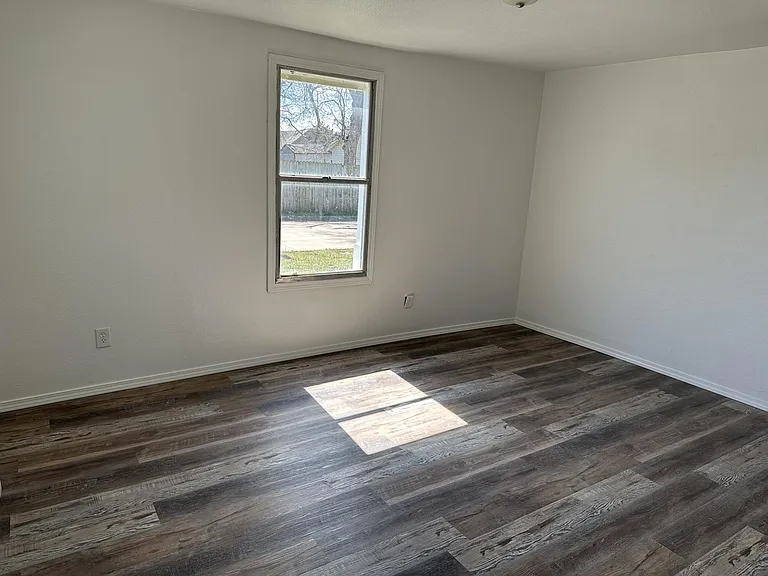 516 E George St — Photo 17