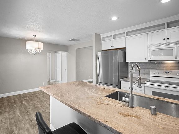 3rd image of 6013 Keats Cir