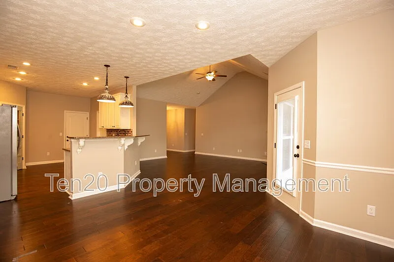 4 bed, 2.0 bath, 1927 sqft, $2,400 — Photo 4