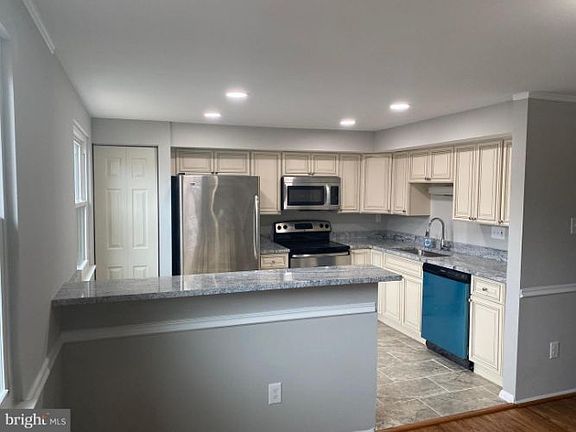 4th image of 5339 Harbor Court Dr