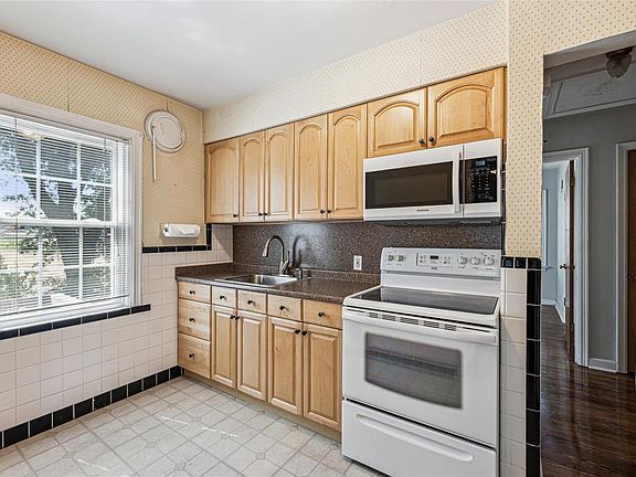 2nd image of 2830 Gainsboro Ct