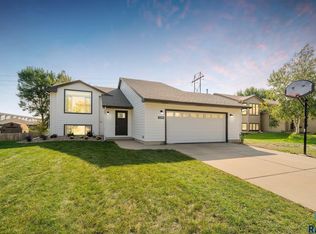 1508 S Sunny View Dr, Sioux Falls, SD 57110