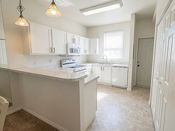 Kitchen with breakfast bar