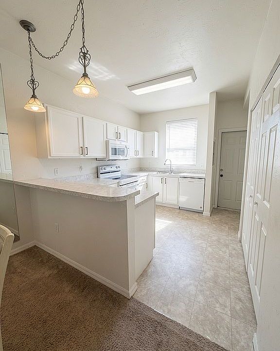 Kitchen with breakfast bar