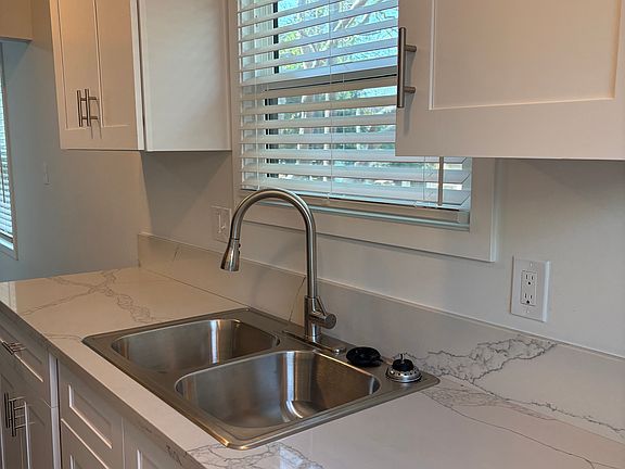4th image of 456 N Westmoreland Ave #1