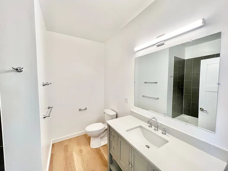 2223 Redwood Ave — Photo 16