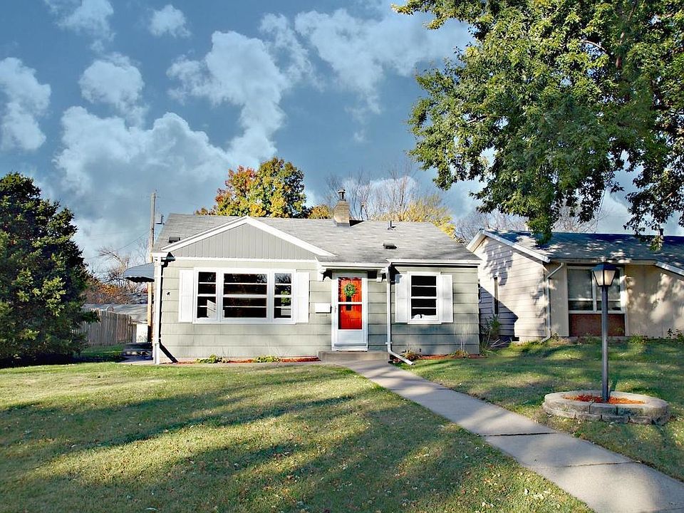 Can you say adorable? Checkout that front lamp post and trending paint colors!