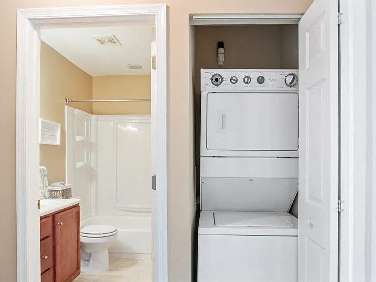 Montgomery Manor Apartments & Townhomes — Photo 10