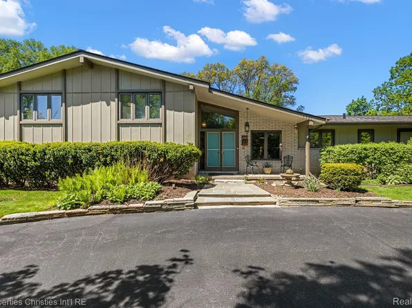 6867 Killarney Dr, Troy, MI 48098