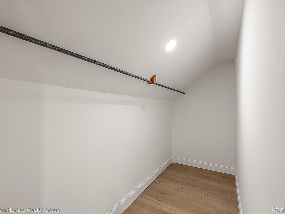 235 Flowerdale St, photo 24