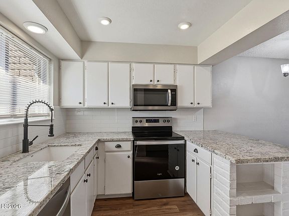 5th image of 585 Smithridge Park