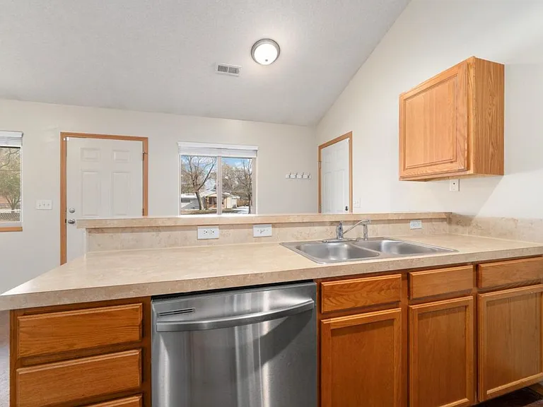 527 S Gordon St — Photo 11
