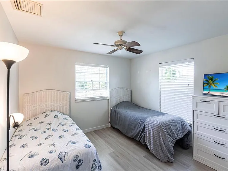 1912 Sheffield Ave — Photo 22