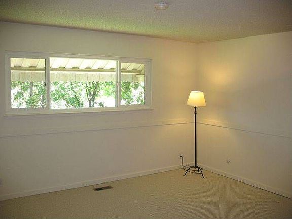 4th image of 437 Mission Dr