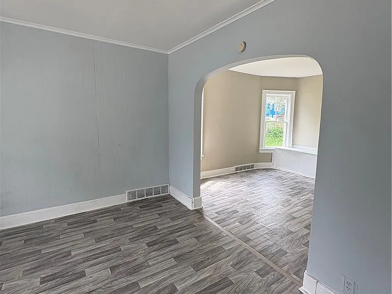 233 Laird Ave — Photo 13
