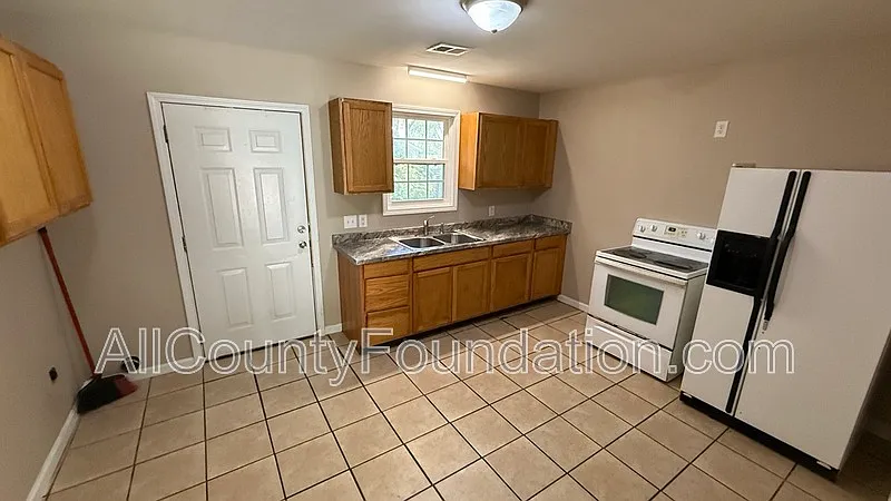 3 bed, 1.0 bath, 936 sqft, $1,895 — Photo 4