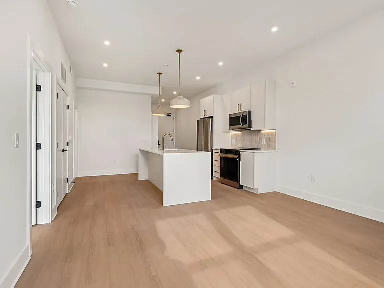 20 West — Photo 189