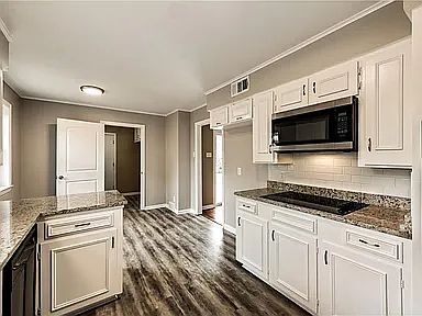 3rd image of 6826 Kingsbury Dr