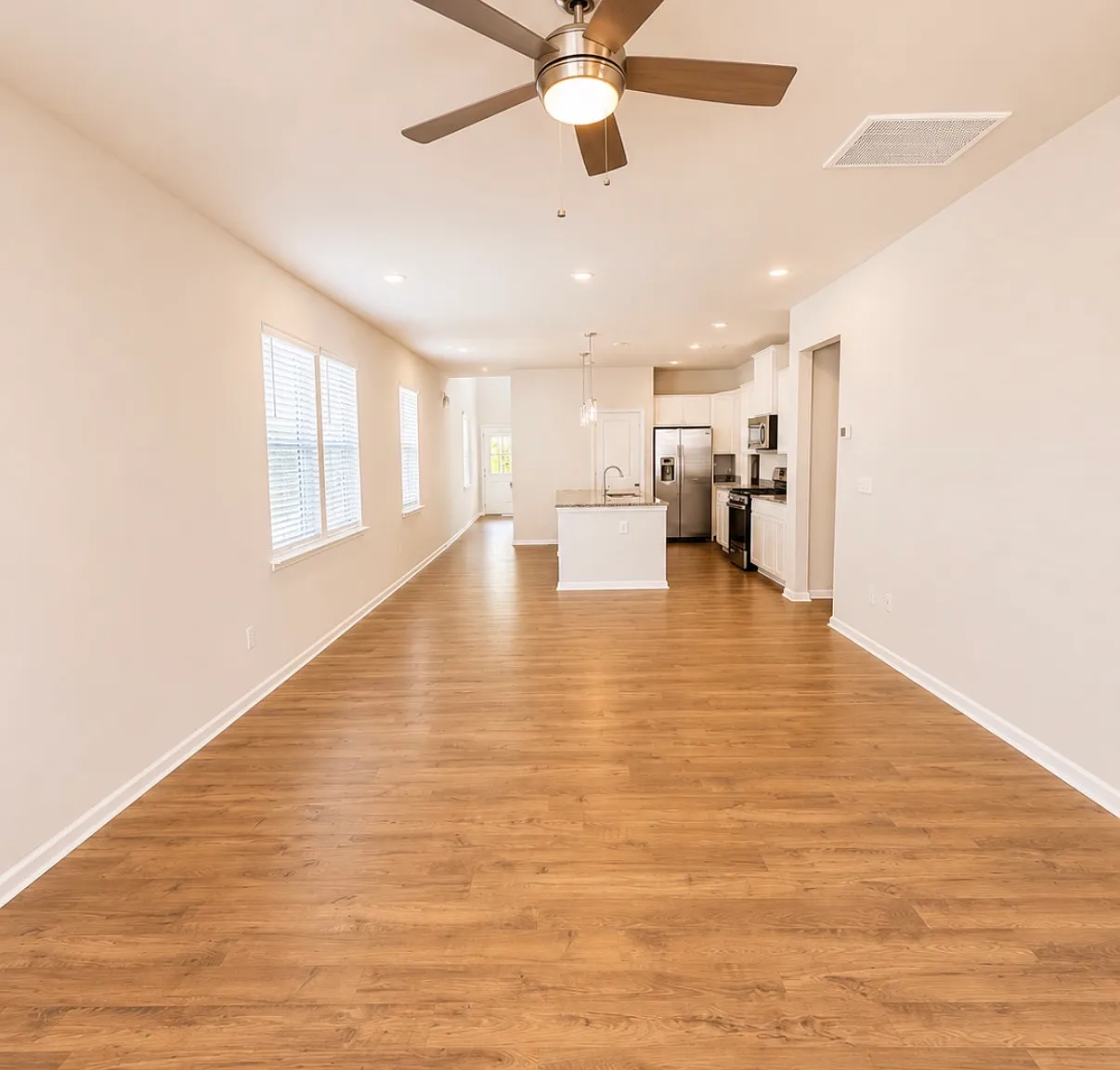 4 bed, 2.5 bath, 2000 sqft, $2,400 — Photo 2