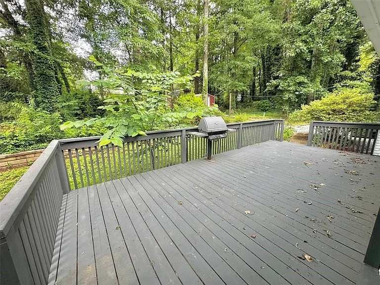 210 Suburban Dr NE — Photo 27