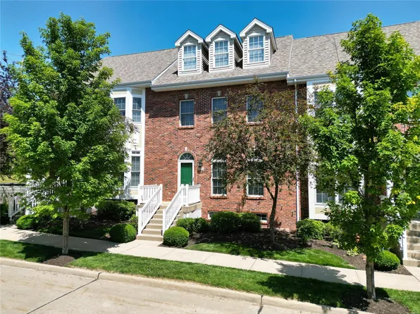 2404 N Larksong Dr, Grover, MO 63040