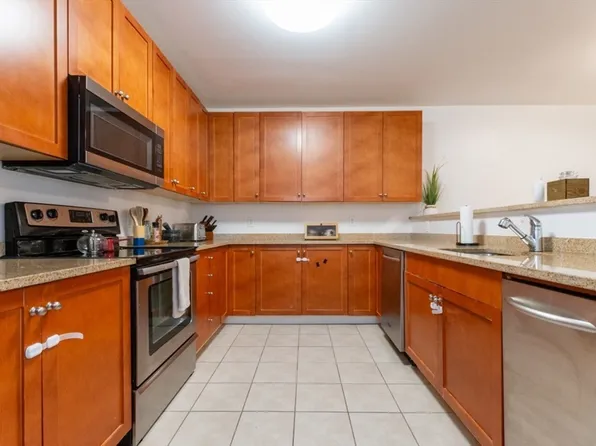 4 Harvest Dr #104, North Andover, MA 01845